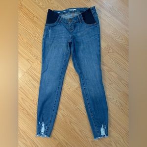 Maternity Jegging. Size 4. NWOT. Distressed accents and SO comfortable!